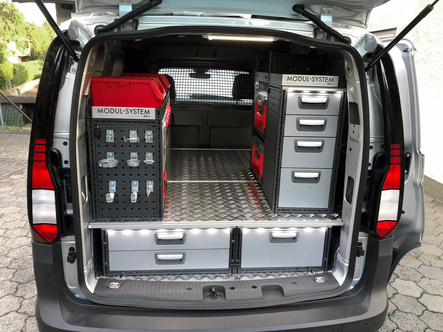 Modul-Systems rekommendationer avseende säker installation av inredning och utrustning i Lätta Lastbilar