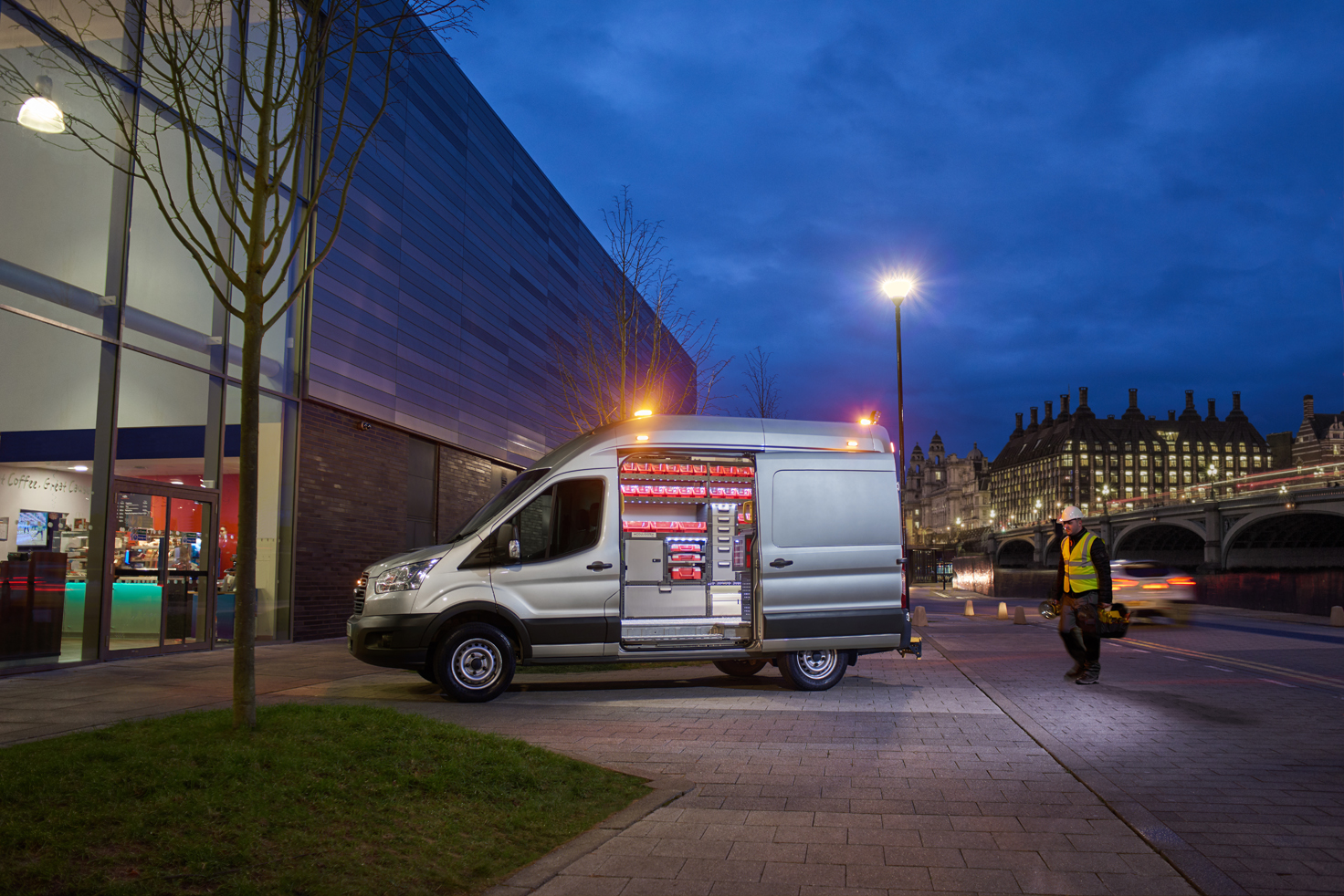 Elektrikens servicebil utrustad med bilinredning från Modul-System på arbetsplatsen på natten