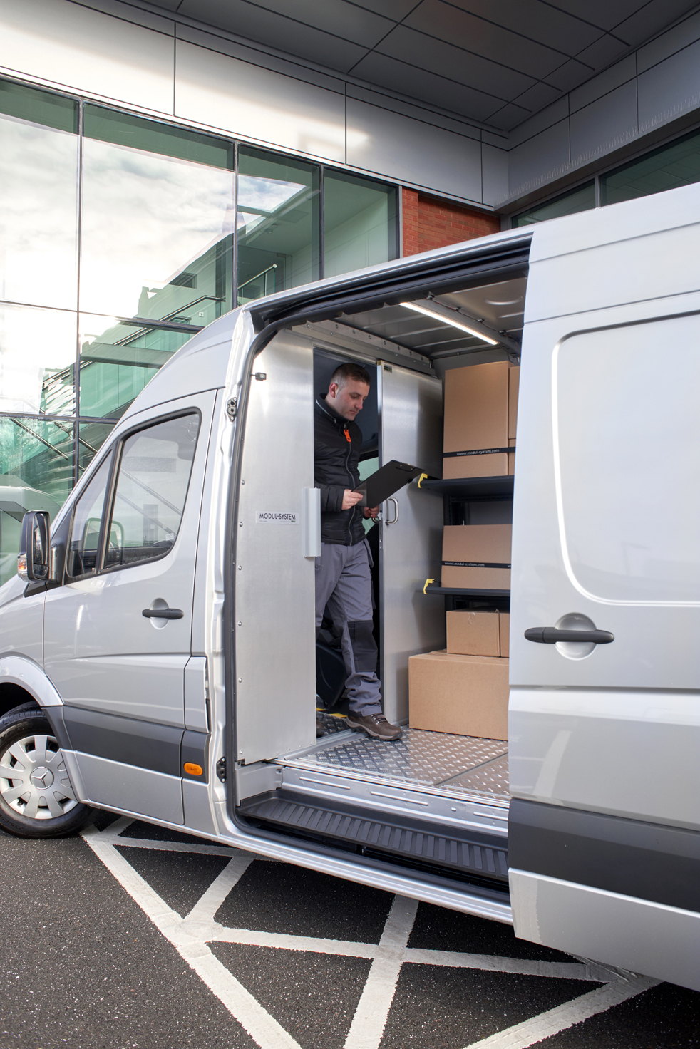 Mercedes Sprinter utrustad med Modul-Express hyllsystem för leverans