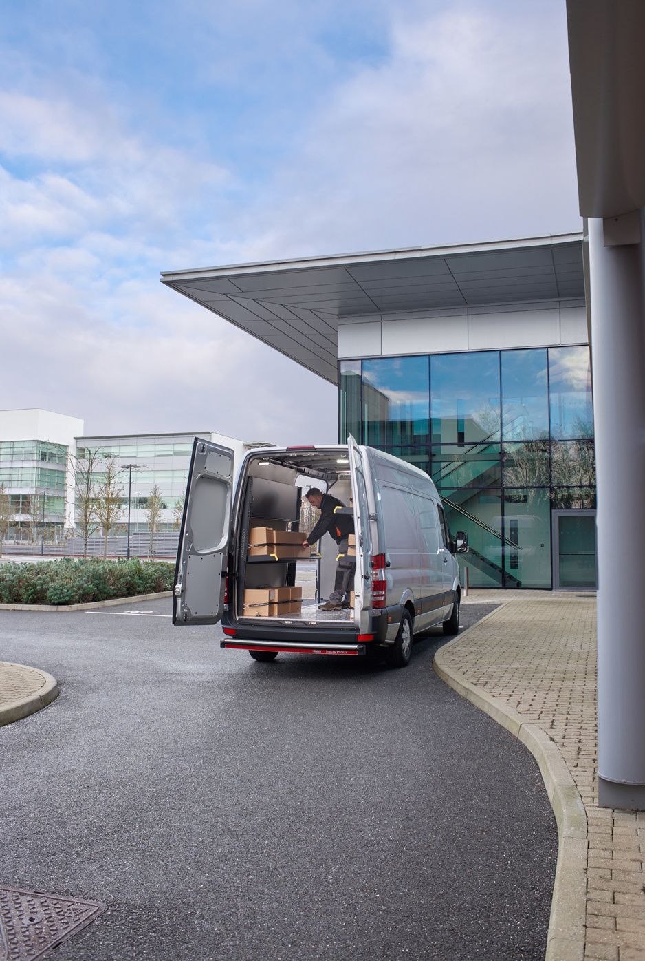 Mercedes Sprinter utrustad med Modul-Express hyllsystem för leverans