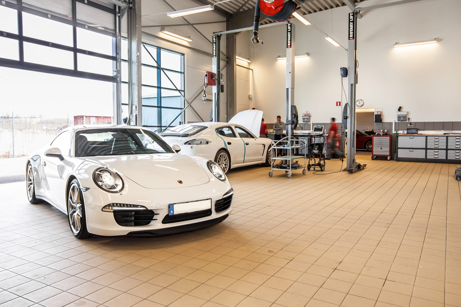 Verkstad med lösningar från Modul-System och en Porsche