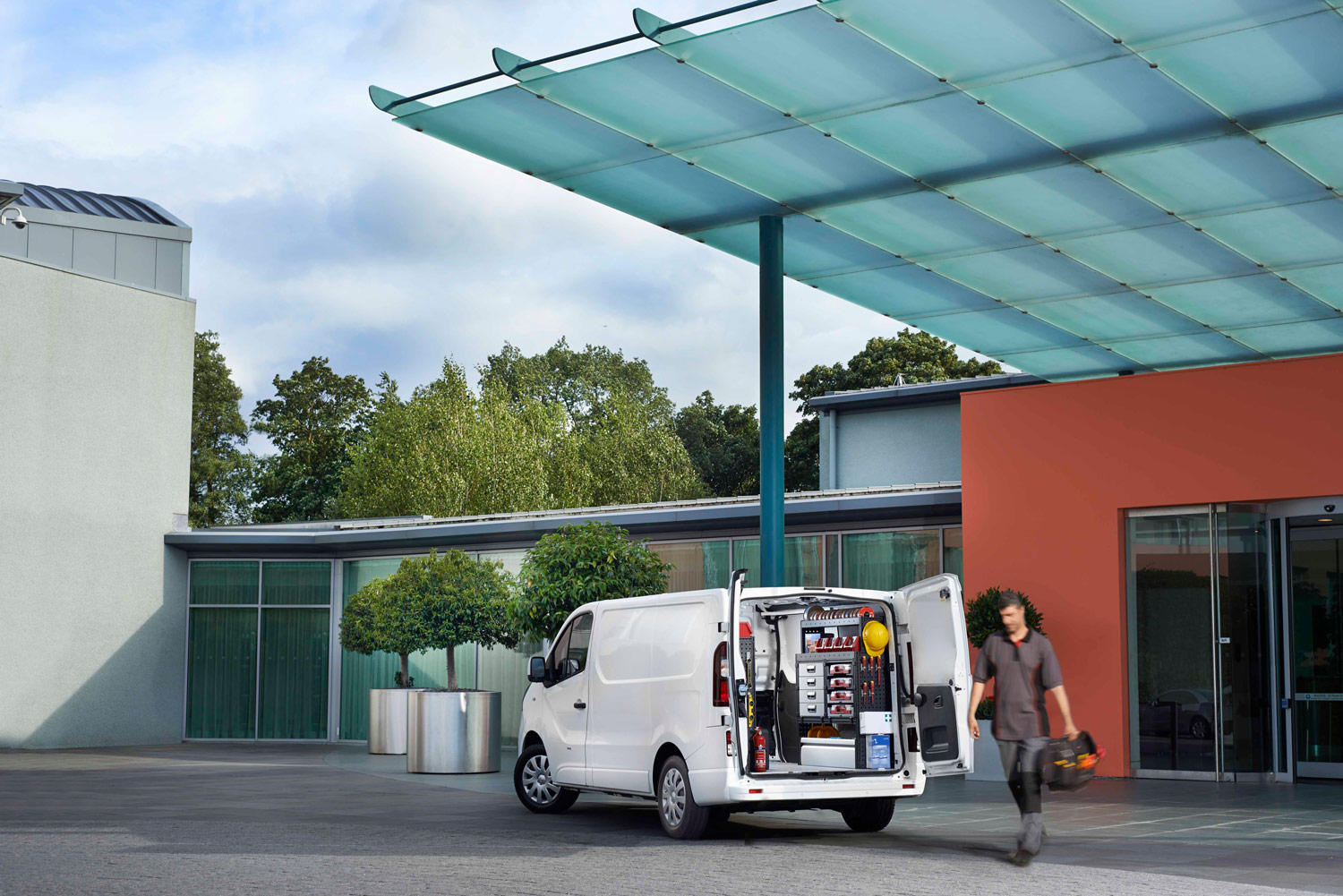 Elektrikens servicebil utrustad med bilinredning från Modul-System på arbetsplatsen