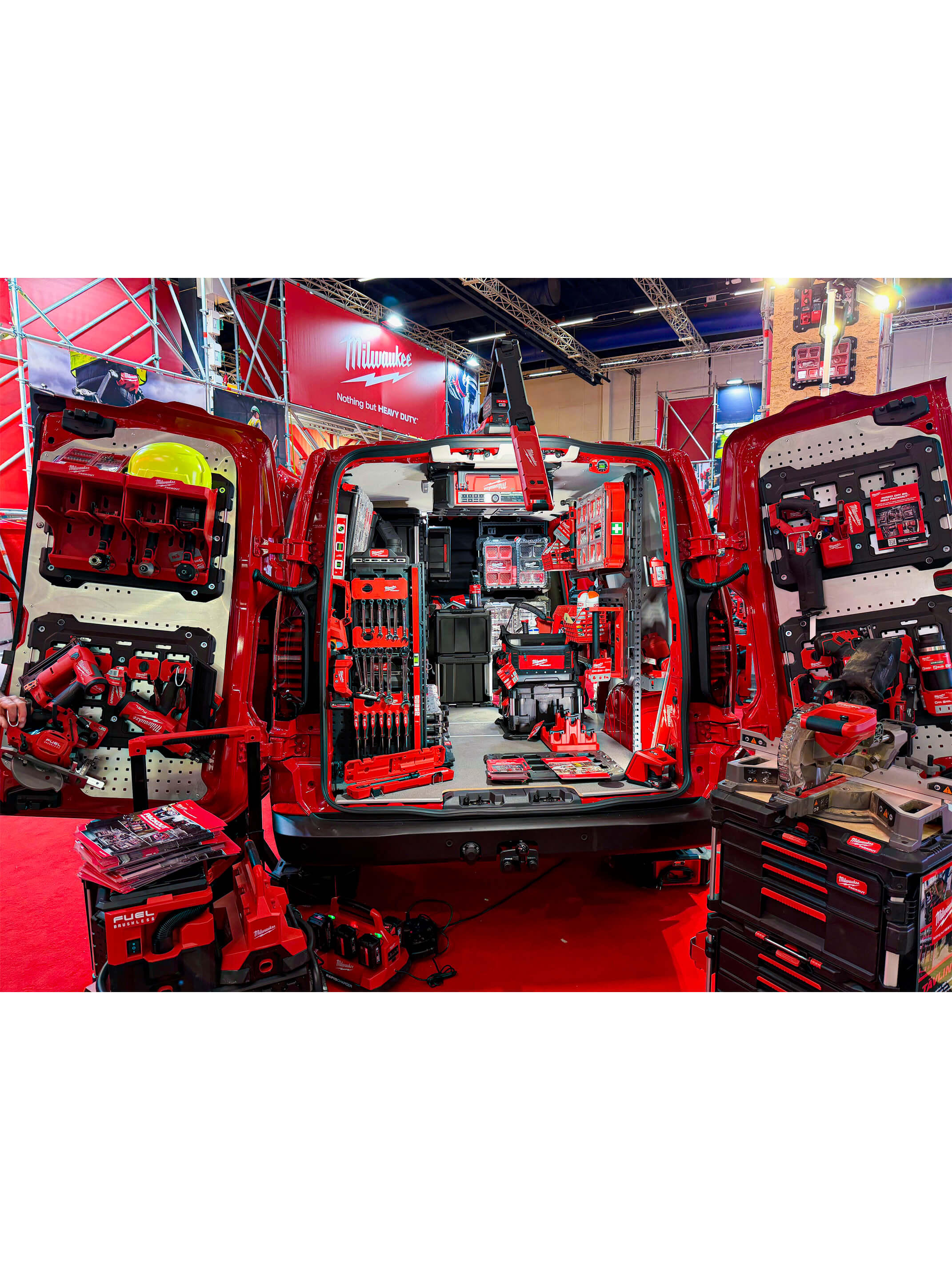 Milwaukee Packout monterat i arbetsbil med inredning fr&aring;n Modul-System