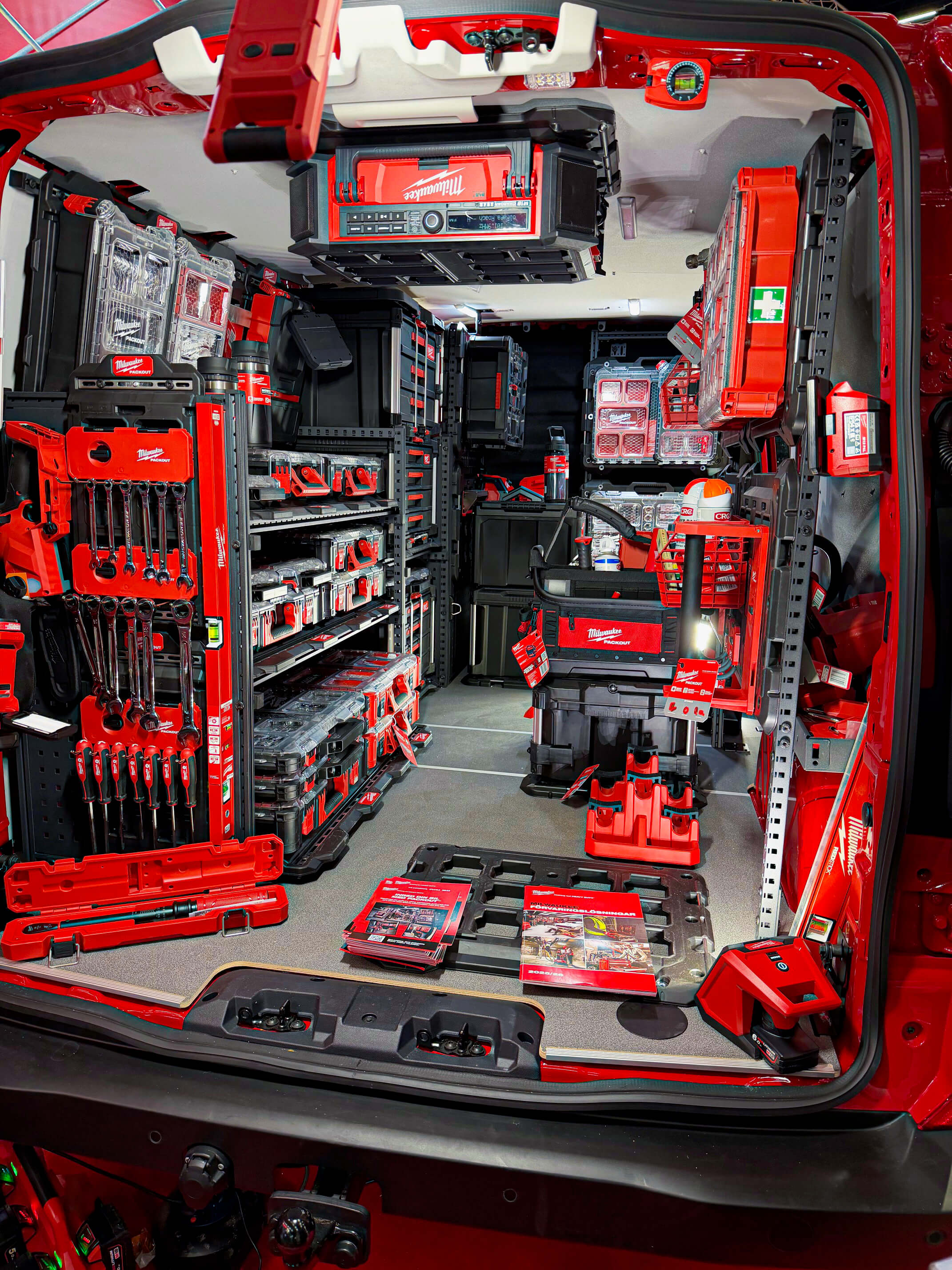 Milwaukee Packout installerat i arbetsbil, bild 1