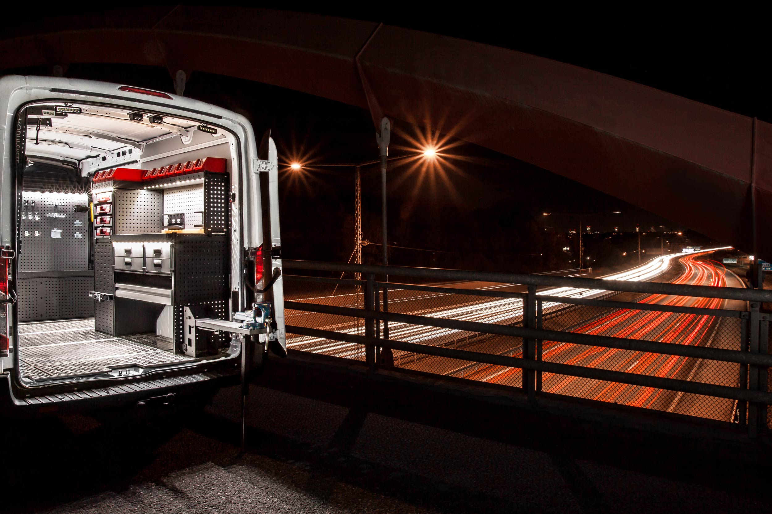 Elektrikens servicebil utrustad med bilinredning från Modul-System på arbetsplatsen på natten