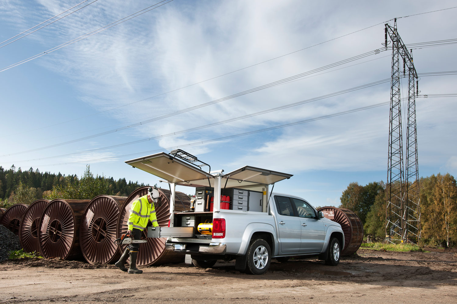 Arbetarens silvriga pickup truck med bilinredning från Modul-System på arbetet