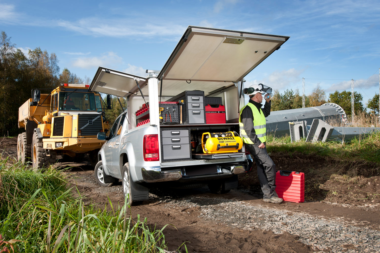 Arbetarens silvriga pickup truck med bilinredning från Modul-System på arbetet