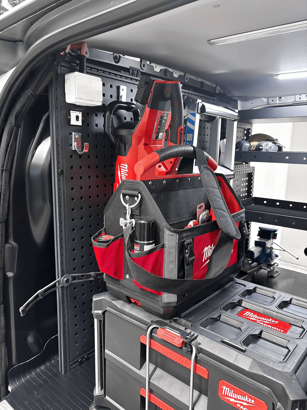 Milwaukee Packout installerat i arbetsbil, inspirationsbild 5