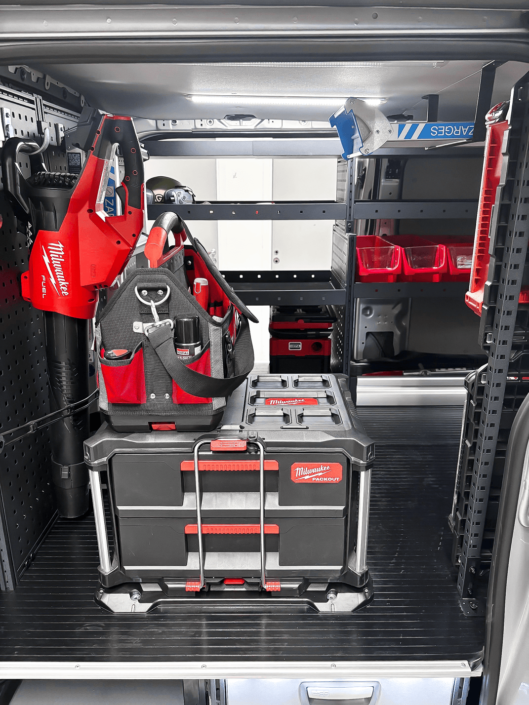 Milwaukee Packout installerat i arbetsbil, inspirationsbild 6