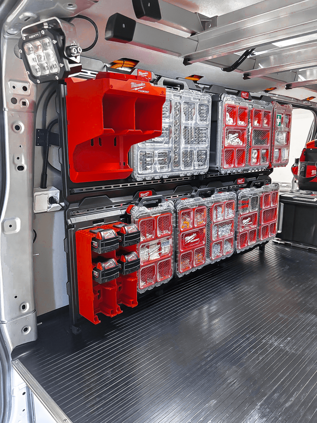 Milwaukee Packout installerat i arbetsbil, bild 2